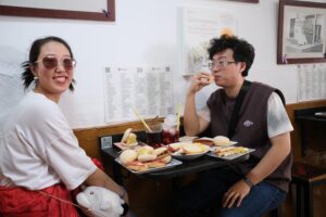 Clientes asiáticos con una degustación de tapas en Lechuguita.