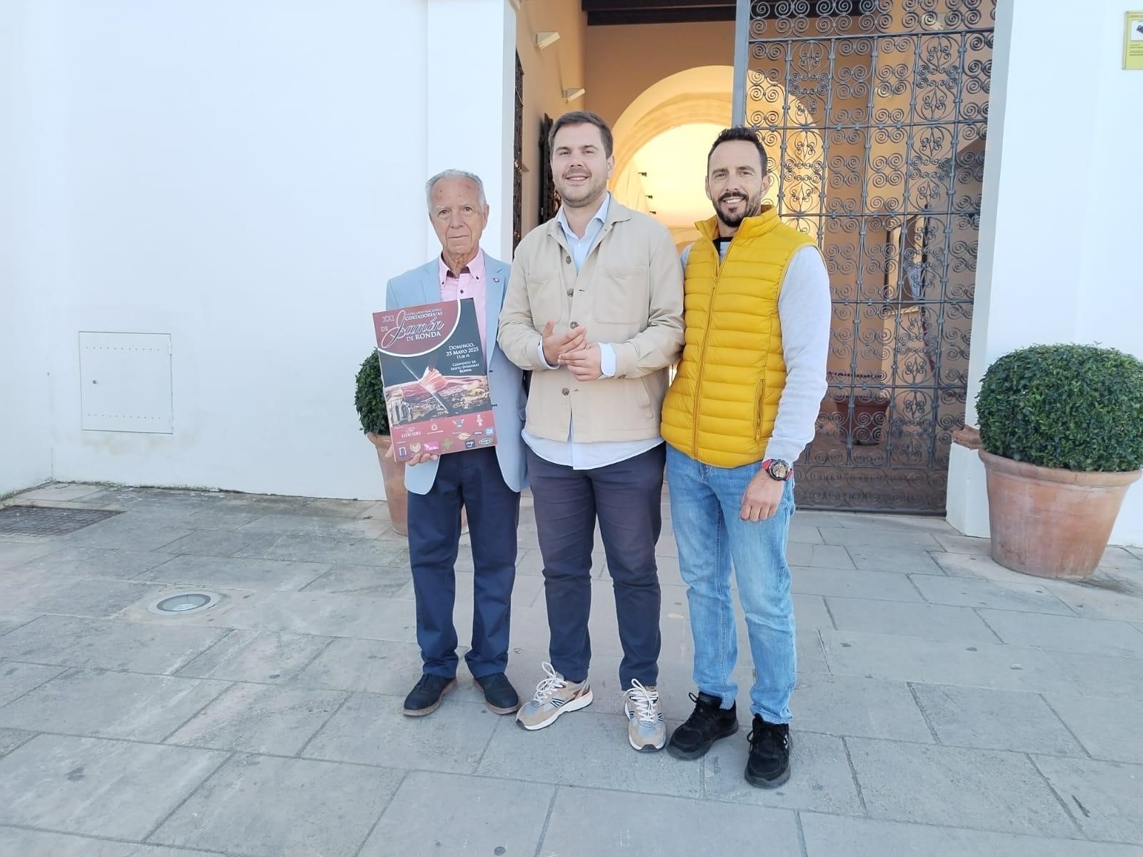 Leocadio y Alberto Corbacho junto al delegado de Turismo, Ángel Martínez.
