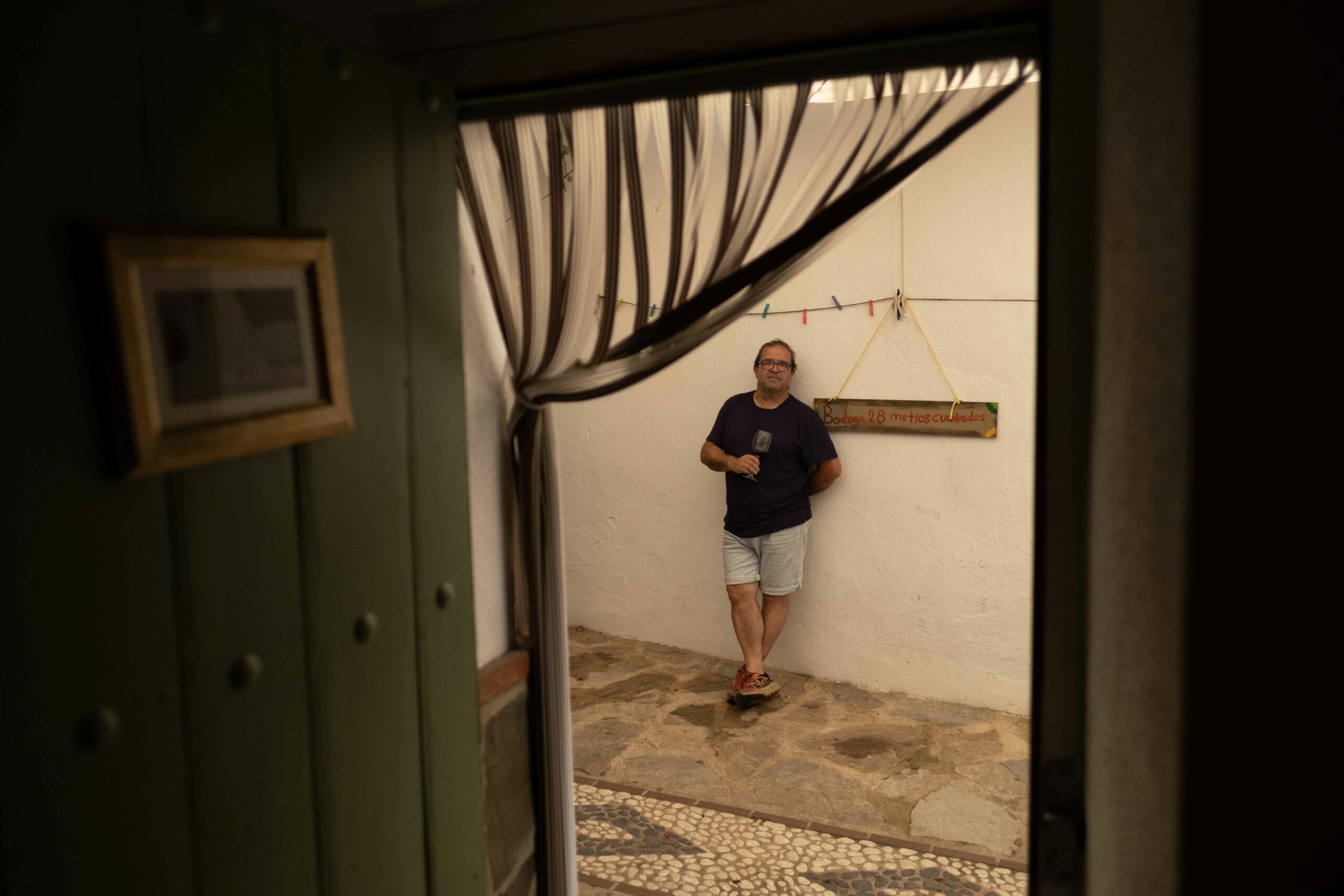 José Verdugo en la puerta de entrada a su bodega.