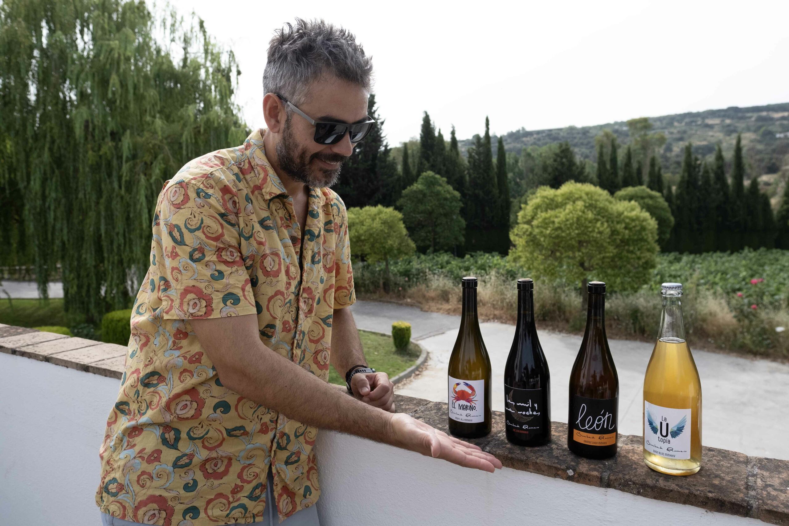Simbad Romero mostrando sus cuatro vinos naturales.