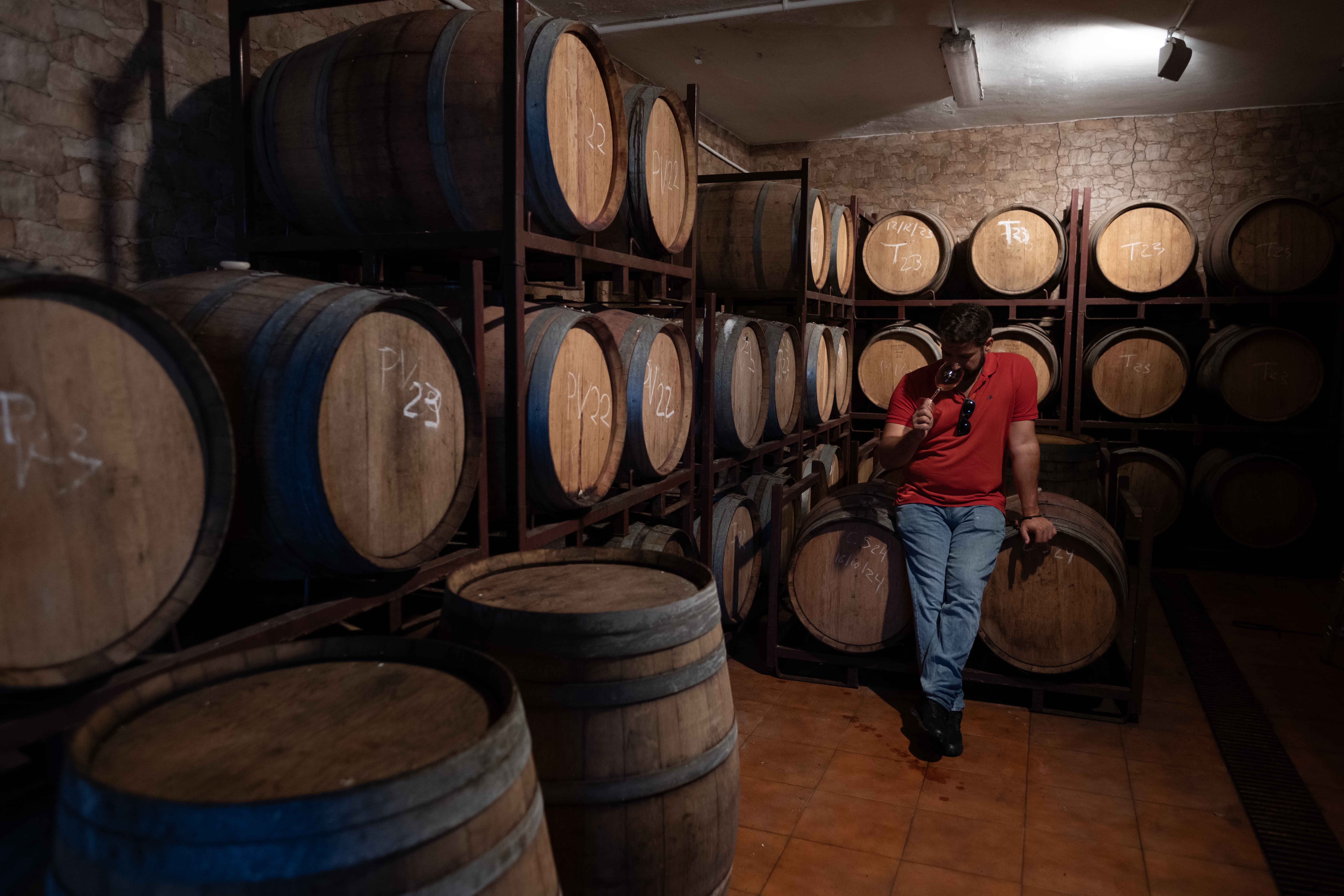 José Manuel Cózar cata uno de sus vinos en la sala de barricas.