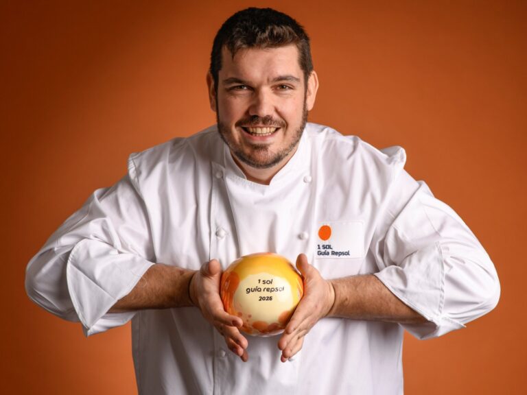 Daniel Moreno muestra el Sol Repsol.