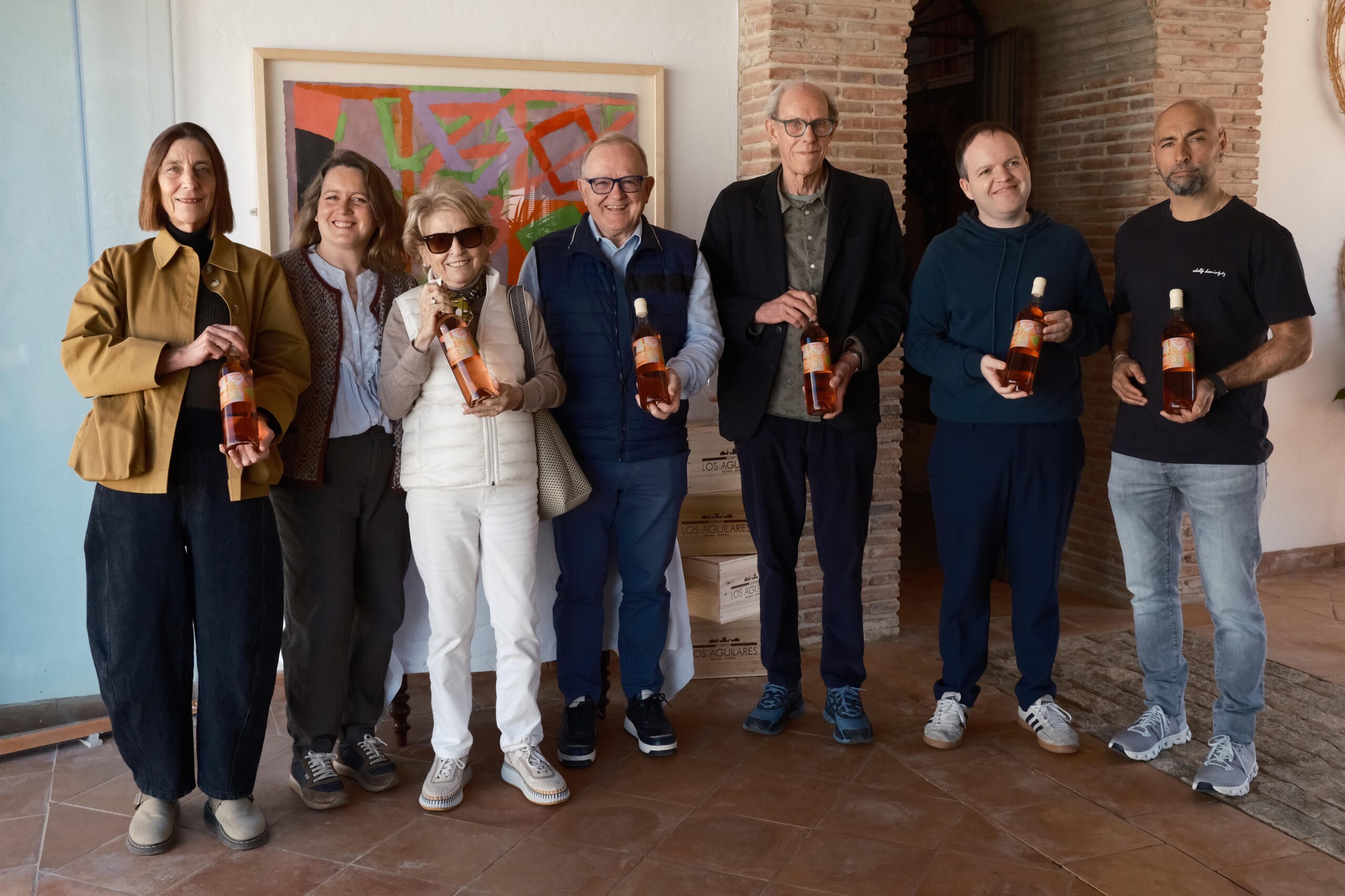 Representantes de Bardal, Cortijo de los Aguilares y pintor que ilustra la etiqueta.