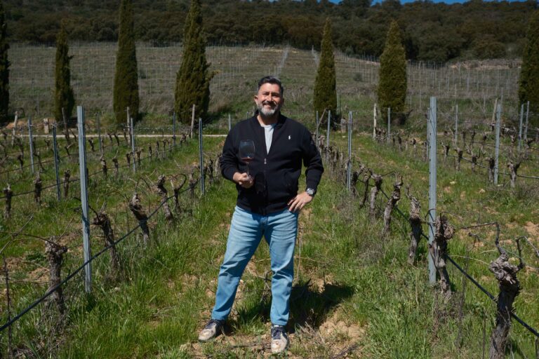 Sergio Rosillo en sus viñedos.