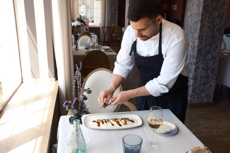 El chef, Manu Conde, terminando su canelón con trufa.