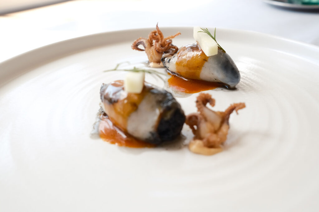 La manteca colorá se incorpora al plato de chipirones rellenos.