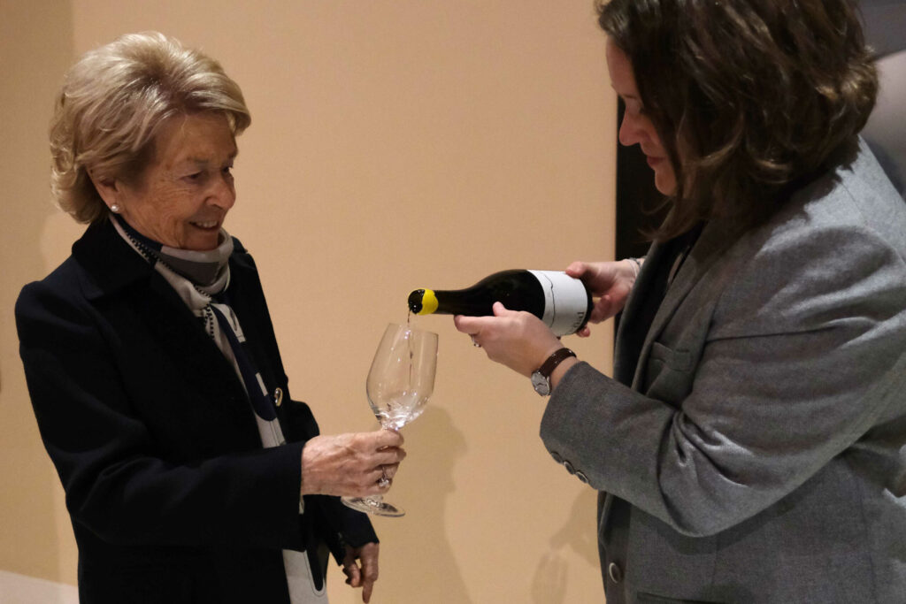 Propietaria de la bodega catando una de las primeras botellas de Breñal.