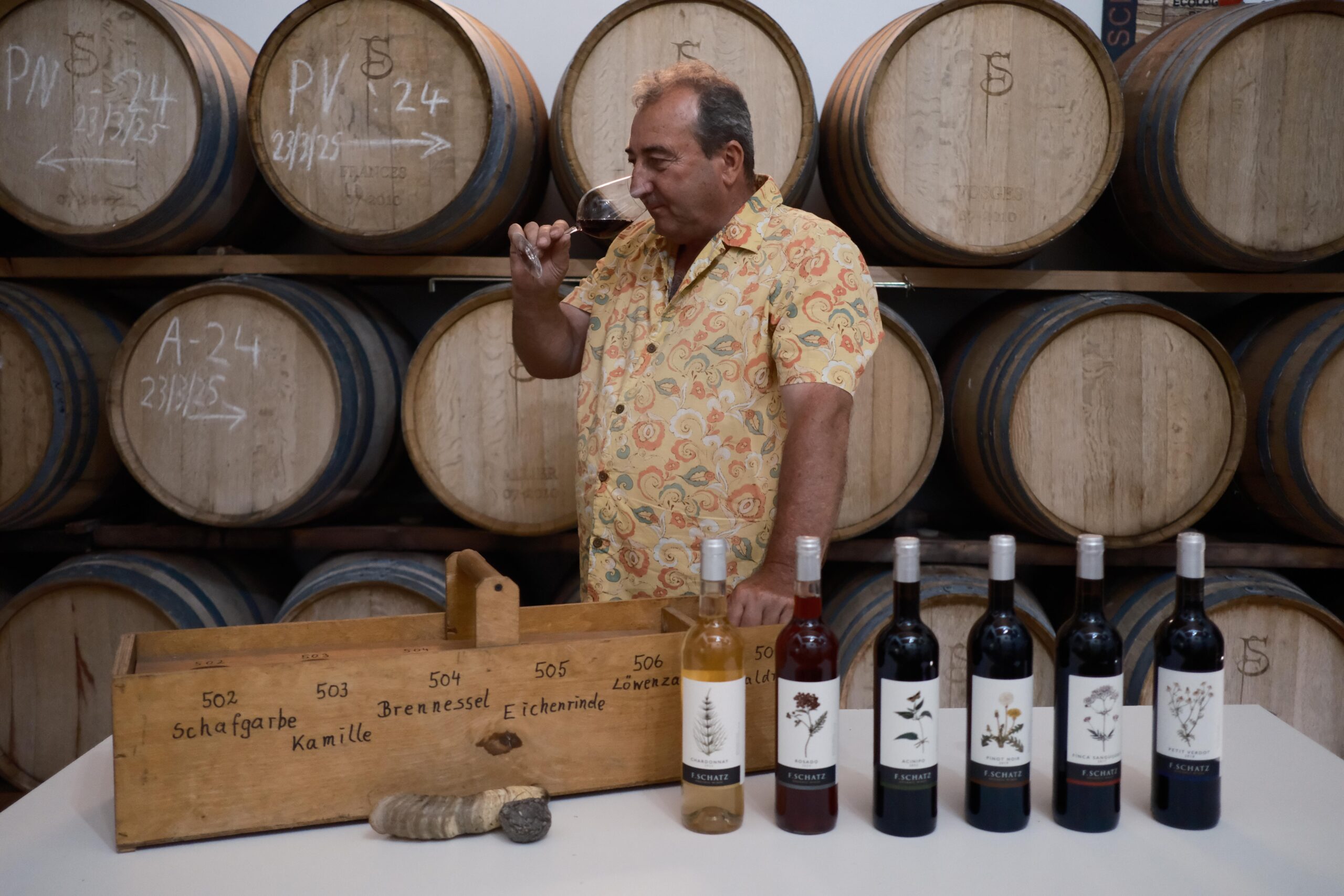 Federico Schatz, cata uno de sus vinos en su sala de barricas.