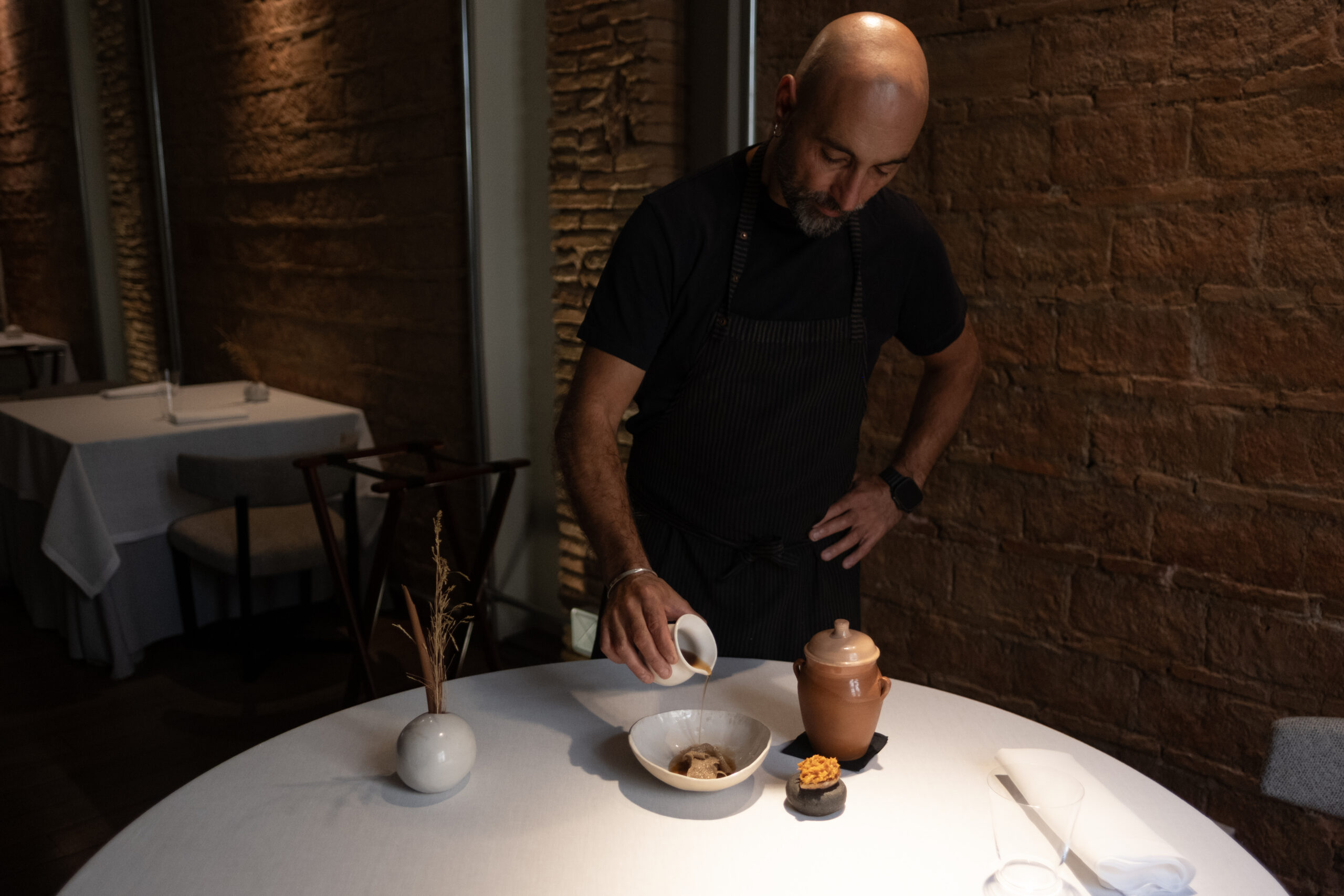 Benito Gómez preparando uno de sus platos en Bardal.