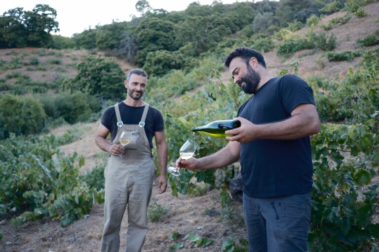 José Marín y Manuel Carrizosa prueban uno de sus primeros espumosos experimentales con las nuevas uvas.