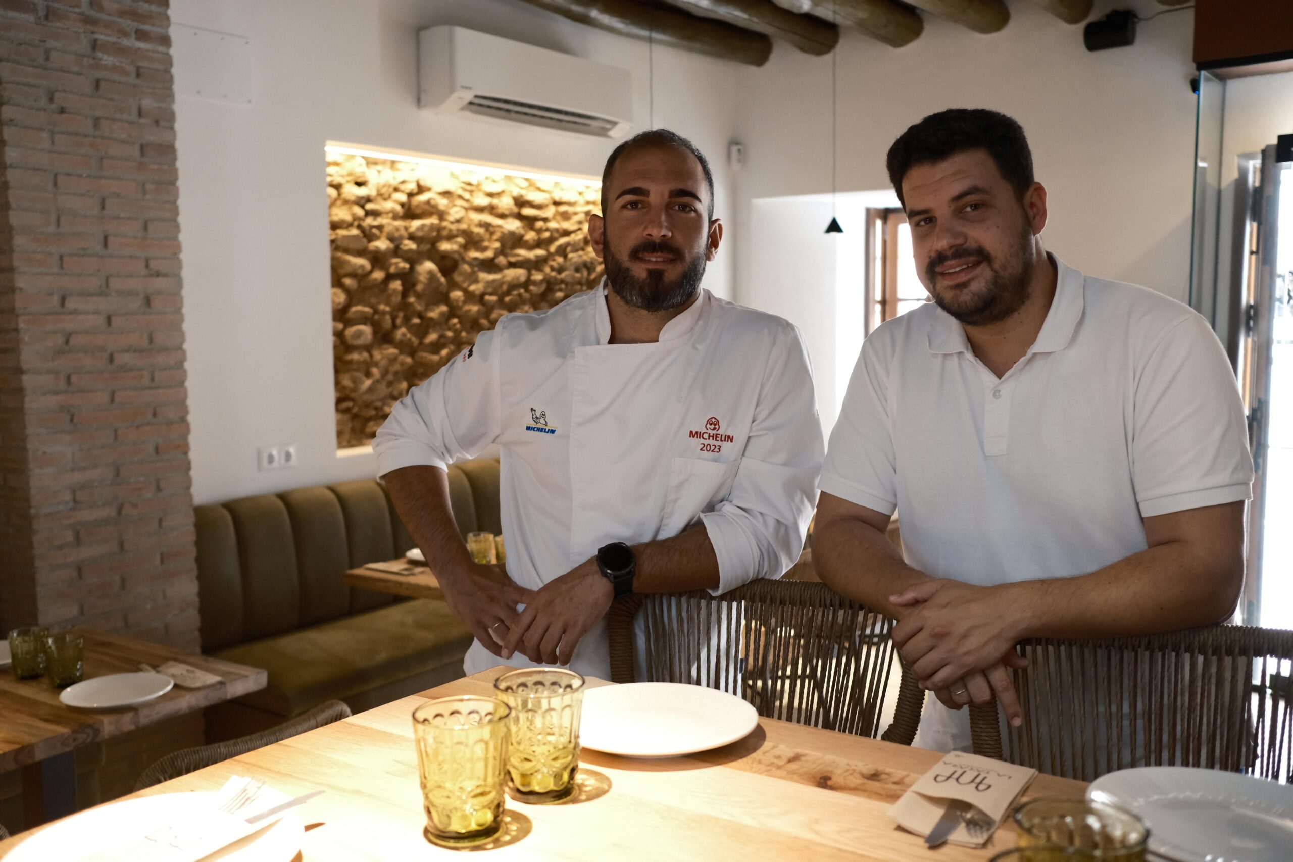 Juan Antonio García y Gabriel Medina, en su local de Ronda.